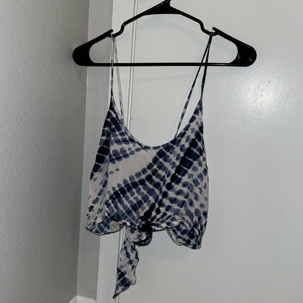 Twist tie back top